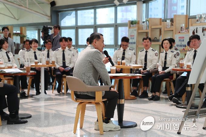 도청 카페에서 소방대원 40여명과 ‘따뜻한 차 한 잔’ 소통 간담회