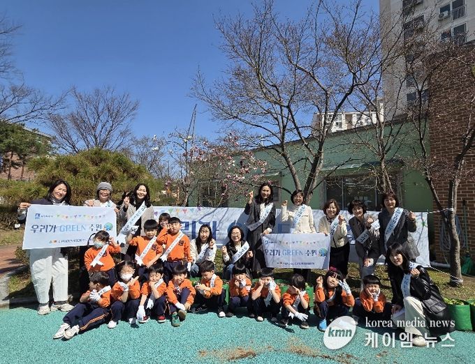 수원시어린이집연합회 국공립분과와 수원시 관계자, 영유아 등이 환경캠페인을 전개하고 있다.