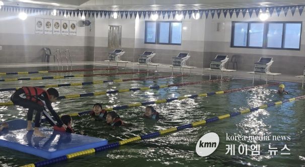 프로그램 참여 아동들이 구명조끼와 대형매트를 이용해 부력체험을 하고 있다.