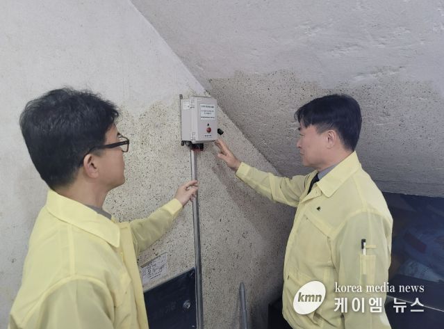 정연송 주택국장 및 건축과 공무원들이 반지하주택 내 침수경보장치 정상 작동 여부를 확인하고 있다