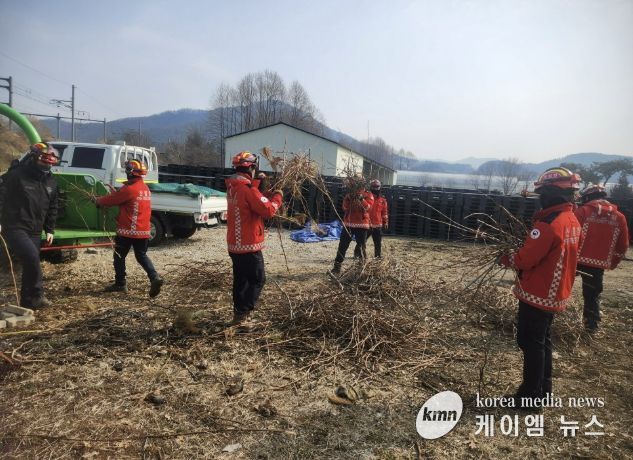 용문 양묘사업소에서 영농부산물 파쇄작업 진행