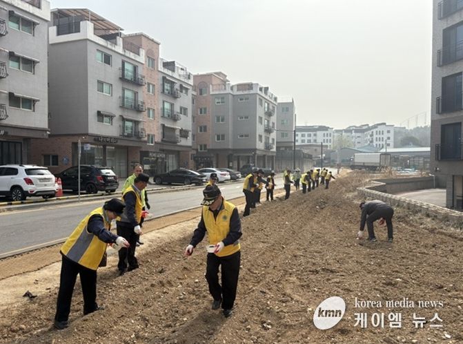 파주시 운정4동 실버경찰대, 희망의 꽃씨를 뿌리다