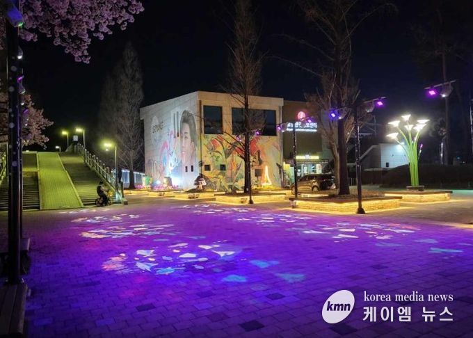 고양관광정보센터 인근 보랏빛 조명