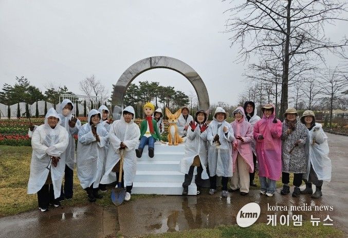 평택시민정원사, 봄비 속 봄꽃 심기로 정원에 생기 더해