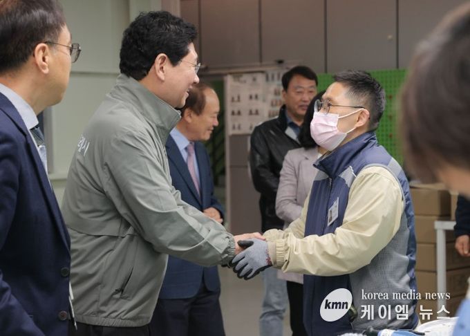 이상일 용인특례시장이 10일 성만원을 방문해 관계자들과 인사를 나누고 있다