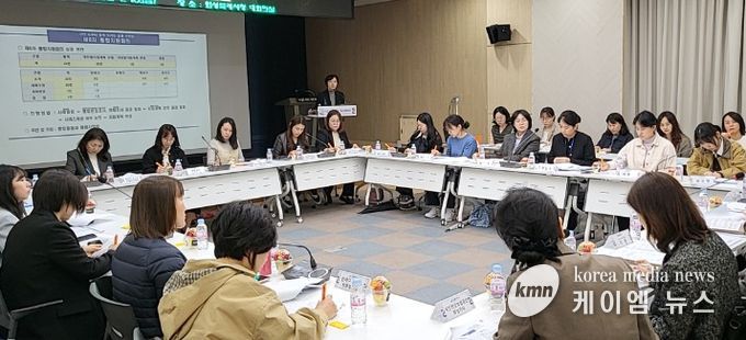 화성특례시가 「의료·요양 등 지역 돌봄의 통합지원에 관한 법률」 시행 이후 첫 통합지원회의를 개최하고, 읍면동·보건소·의료기관 등 관계기관과 함께 돌봄 대상자별 맞춤형 지원계획을 논의하고 있다.