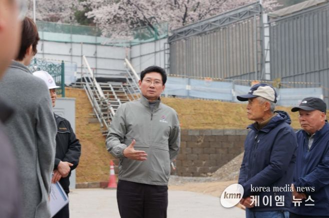 이상일 용인특례시장이 10일 처인구 양지읍 아파트 신축공사장을 찾아 현장을 점검하고 있다.