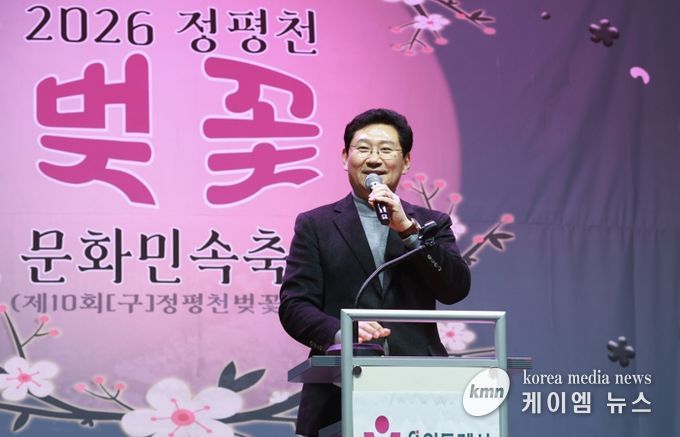 이상일 용인특례시장이 10일 정평천 벚꽃 문화민속 축제에 참석해 축사하고 있다