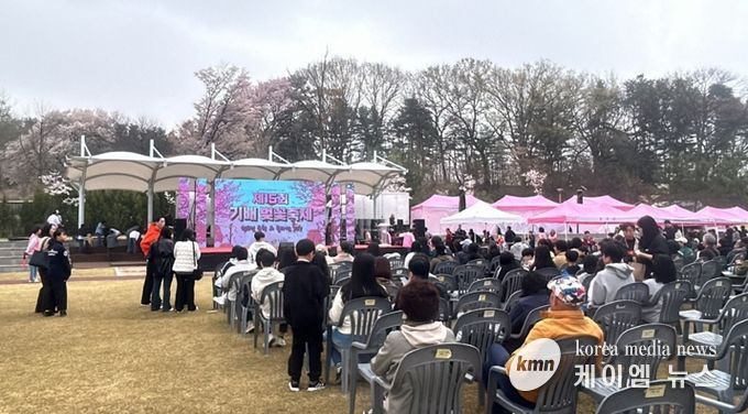 기배역사공원에서 열린 ‘제15회 기배벚꽃축제’ 개막식에서 시민들이 무대 공연을 관람하며 봄 축제를 즐기고 있다.