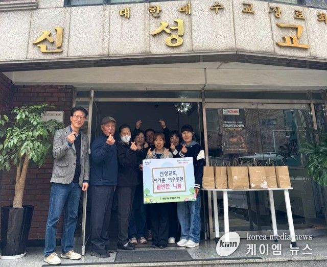 광명시 하안1동 신성교회는 지난 11일 하안1동 지역사회보장협의체와 협력해 관내 저소득 취약계층 15가구에 밑반찬을 전달했다.