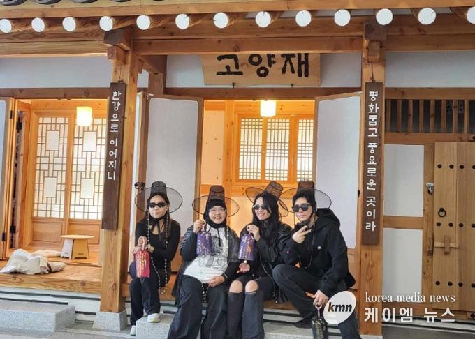 고양관광정보센터 고양재에 마련된 포토존에서 한국문화를 경험하고 있다.