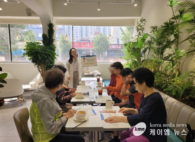 관내 카페에서 '찾아가는 병·의원 교육'을 운영하고 있다.