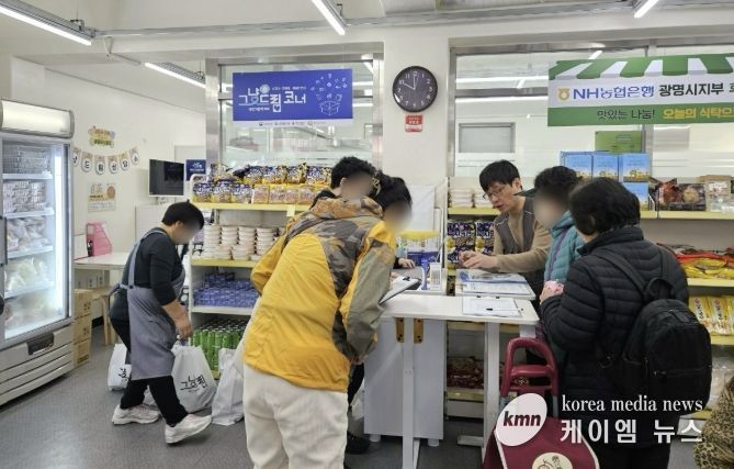 광명푸드뱅크마켓센터 내 '그냥드림' 코너에서 식료품 꾸러미를 배부하고 있다.