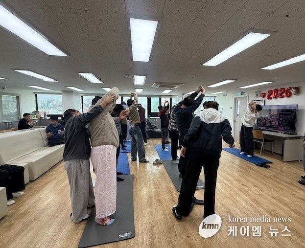 장애인복지시설 이용자들이 맞춤형 운동 프로그램에 참여하고 있다.