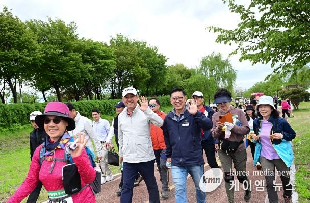남한강의 봄바람과 싸리산의 정취가 어우러지는