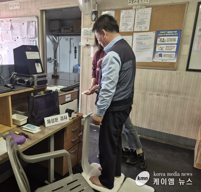 ‘직장IN 건강ON’ 프로그램 참여 시민이 체성분 검사를 하고 있다.