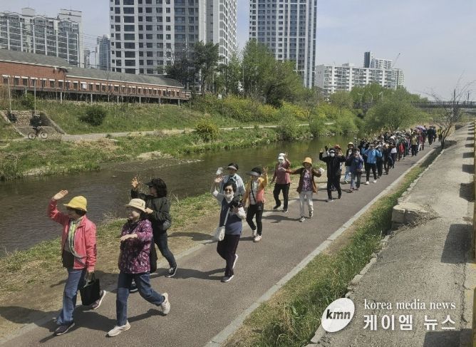 안양시 동안치매안심센터 '치매 극복 걷기 행사' 개최…치매 어르신·가족 등 225명 참여