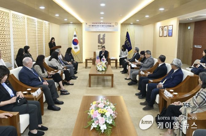 남동경 권한대행이 베이커스필드시 대표단에게 인사말을 전하고 있다.