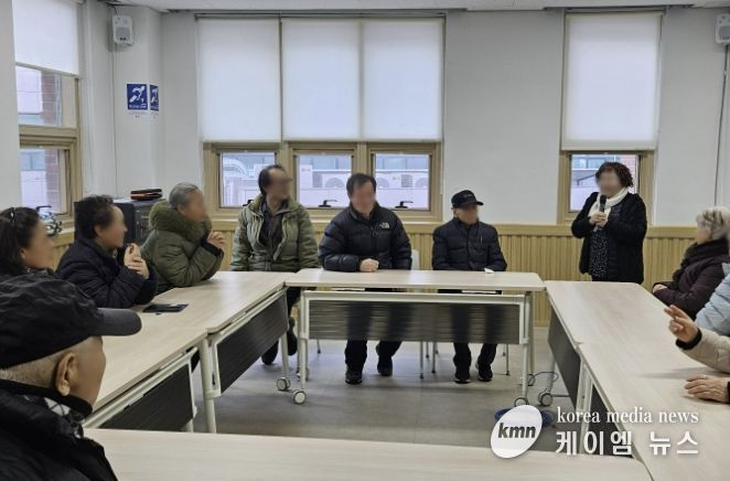 시민들이 부천시장애인회관에 설치된 텔레코일존을 이용하고 있다.