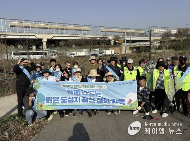 시흥시 은행천서 올해 첫 도심 하천 정화활동 전개