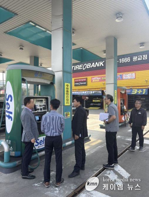 권혁주 수원시 환경국장(왼쪽 세 번째)이 동수원 톨게이트 인근 주유소에서 현장 점검을 하고 있다.