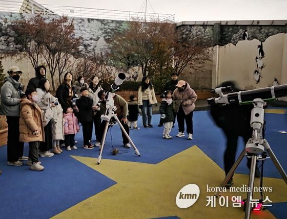 인천시설공단(이사장 김재보) 인천어린이과학관이 어린이와 가족들에게 특별한 과학적 체험 기회를 제공하고자 24일 「천체관측교실」을 운영한다.