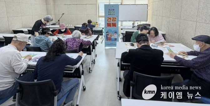 수원시 영통구 광교2동 '건강톡톡!', 당뇨병 교육·컬러매칭 게임으로 고독사 예방 앞장