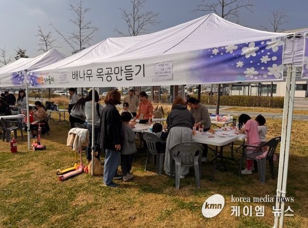 평택시, 함박산중앙공원 배꽃 나들이에서 목재 체험 부스 운영