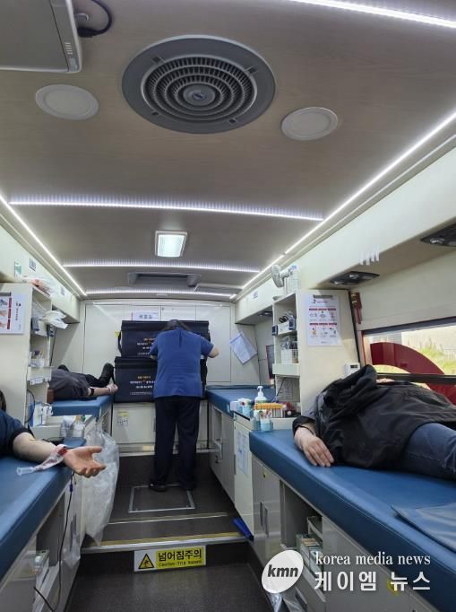 충남교육청 교직원이 헌혈에 참여하고 있는사진