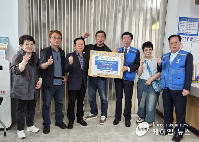 광명시 광명2동 지역사회보장협의체는 지난 15일 광명시 호남향우연합회 광명2동지회로부터 어려운 이웃 지원을 위한 후원금 50만 원을 전달받았다.