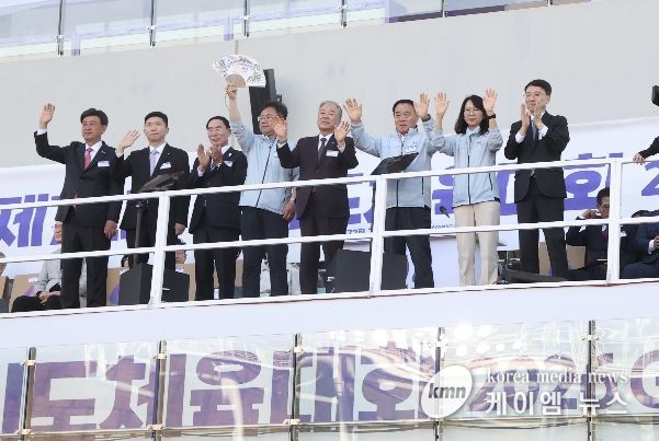 이재식 수원특례시의회 의장을 비롯한 참석자들이 16일 광주시 G-스타디움에서 열린‘제72회 경기도체육대회 개회식’에서 손을 흔들며 개막을 축하하고 있다.