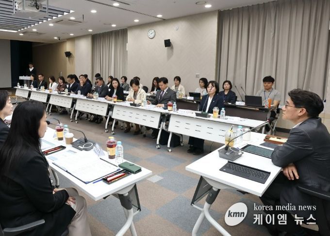 윤성진 화성특례시장 권한대행이 돌봄통합지원 실행방안 연구용역 중간보고회를 주재하며 참석자들과 논의하고 있다